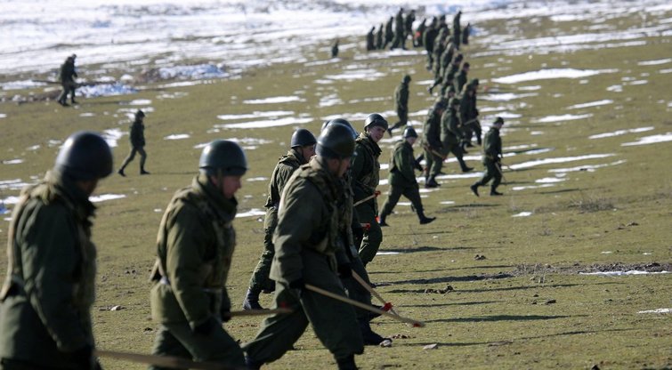 Rusų kariai per pratybas treniruojasi ieškoti nesprogusių sviedinių už Dušanbė, Tadžikistanas, 2012 m.  (nuotr. SCANPIX)