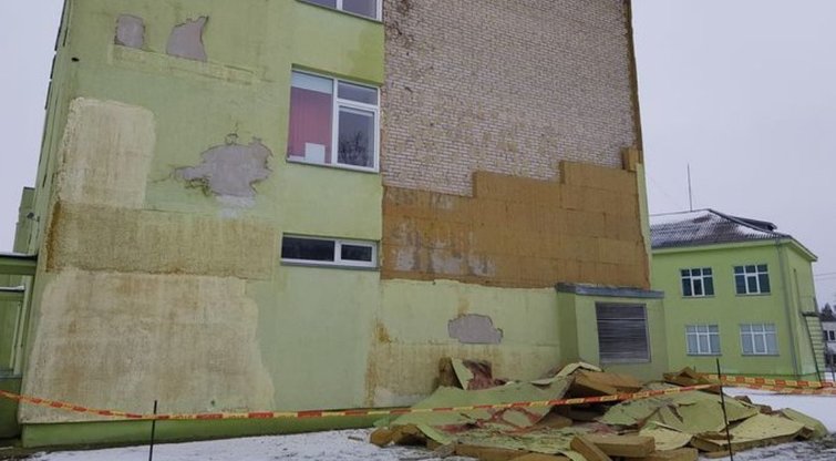 Nuo vienos iš Alytaus r. Miroslavo gimnazijos pastato sienų dėl galimai nekokybiškai atliktų darbų nukrito apšiltinimo medžiaga bei ją dengusi apdaila (nuotr. facebook.com)