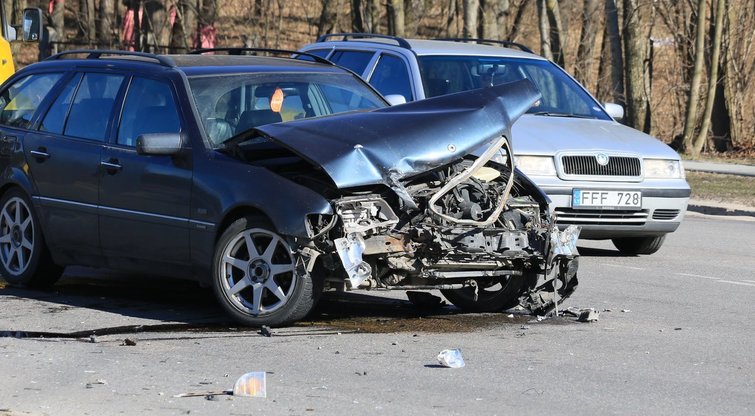 Per avariją Vilniuje susidūrė trys automobiliai: sužalota keleivė – ligoninėje (nuotr. Broniaus Jablonsko)