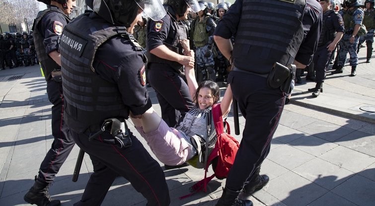 Per demonstraciją Maskvoje buvo sulaikyta per 1 tūkst. žmonių (nuotr. SCANPIX)
