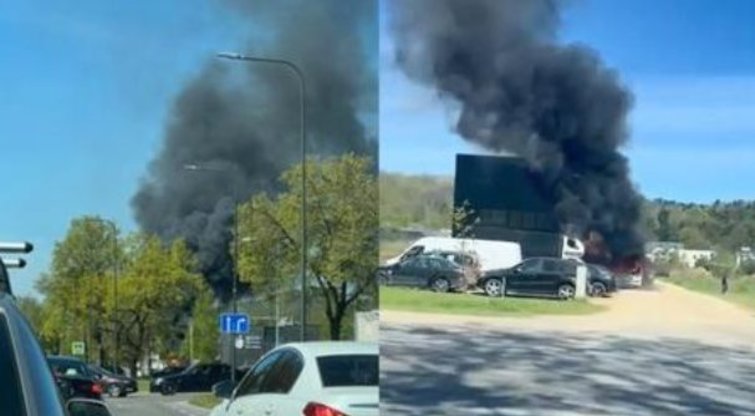 Praneša skaitytojai: gaisras Kaune pleškina automobilius, baiminamasi dėl pastato (nuotr. Kas vyksta Kaune)