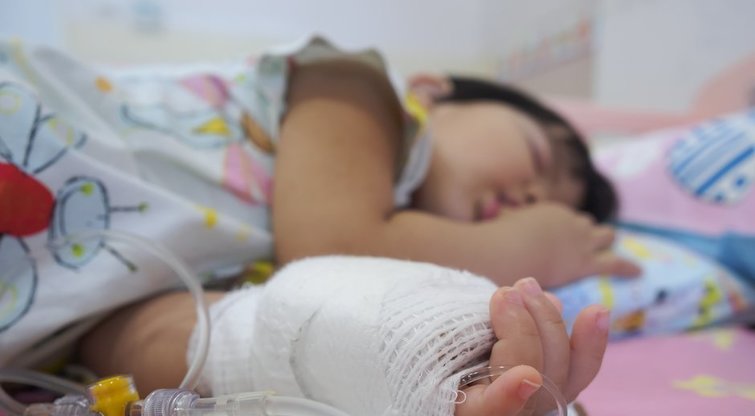 Vaikas ligoninėje (nuotr. 123rf.com)
