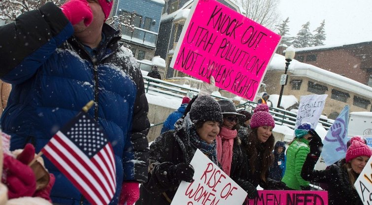 Tūkstančiai moterų protestuoja prieš naująjį JAV prezidentą (nuotr. SCANPIX)