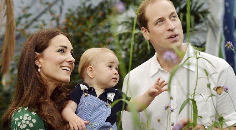 Britanijos Kembridžo kunigaikštienė Catherine su sūnumi princu George‘u ir vyru princu Williamu (nuotr. Reuters/Scanpix)  