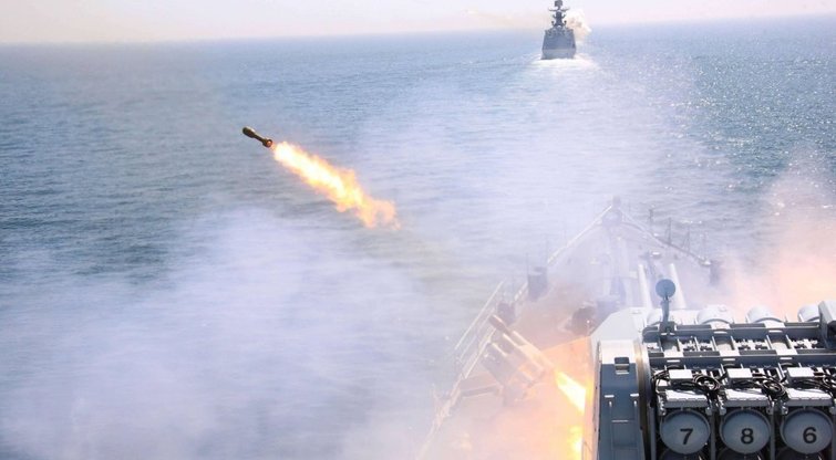 Kinijos ir JAV ekonominis karas persikelia į jėgos demonstravimą jūroje (nuotr. SCANPIX)