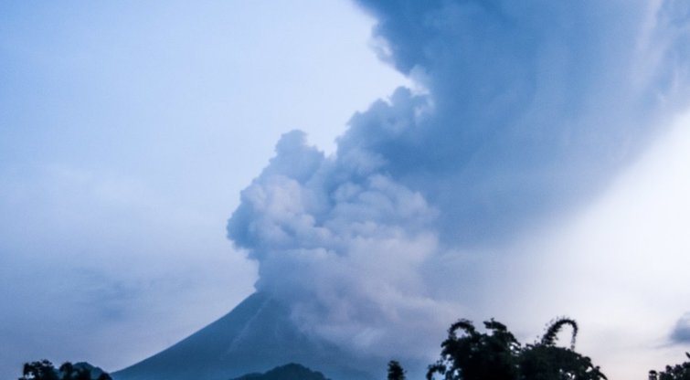 Merapio ugnikalnio išsiveržimas (nuotr. Scanpix)  