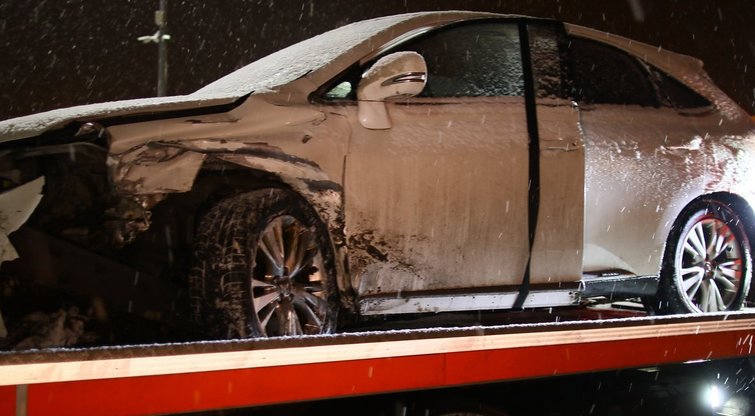 Iš avariją sukėlusio girto vairuotojo šis „Lexus“ bus konfiskuotas nuotr. Broniaus Jablonsko