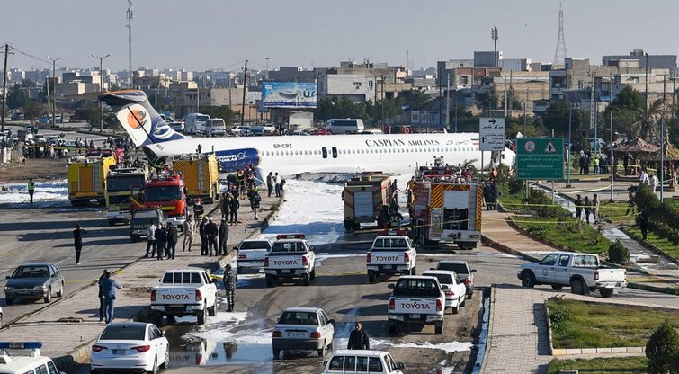 Keleivinis lėktuvas nulėkė nuo oro uosto tako ir sustojo greitkelyje (nuotr. SCANPIX)