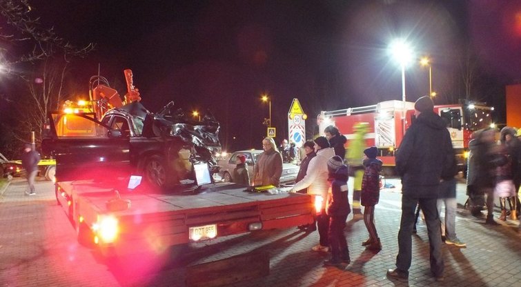 Ugniagesiai gelbėtojai demonstravo įrangą į eismo įvykį patekusiems žmonėms gelbėti (nuotr. Ninos Jankauskaitės)  