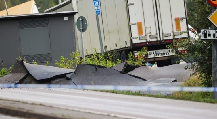Švedijoje dėl nuošliaužos greitkelyje atsivėrė smegduobė, sužeisti 3 žmonės (nuotr. SCANPIX)