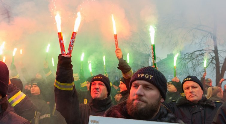 Pareigūnai sukilo dėl algų: prie Seimo uždegė deglus (nuotr. Fotodiena/Justino Auškelio)