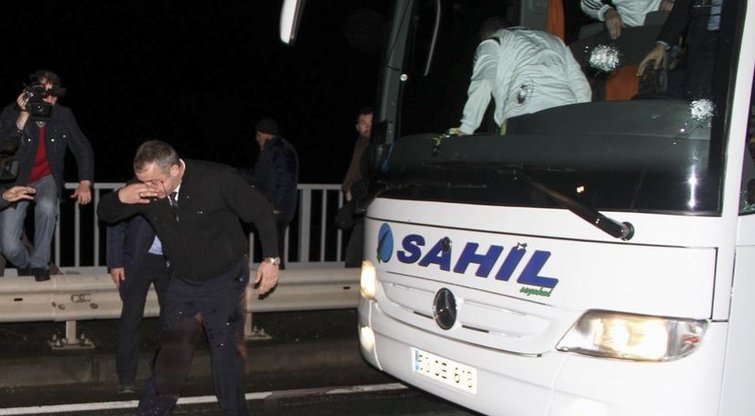 Po rungtynių apšaudytas turkų futbolo komandos „Fenerbahce“ autobusas (nuotr. SCANPIX)