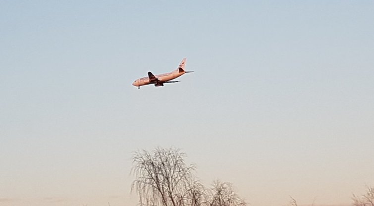 Lėktuvas virš Vilniaus oro uosto  