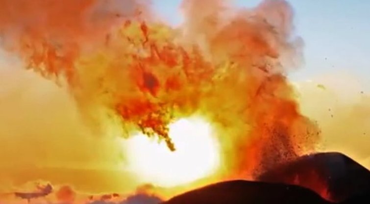 Kamčiatkoje išsiveržęs Bevardis ugnikalnis kelia pavojų aviacijai (nuotr. YouTube)