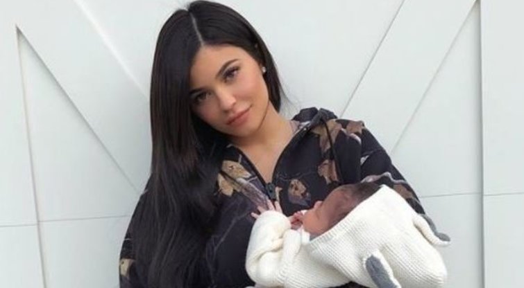 Kylie Jenner su dukra Stormi (nuotr. Instagram)