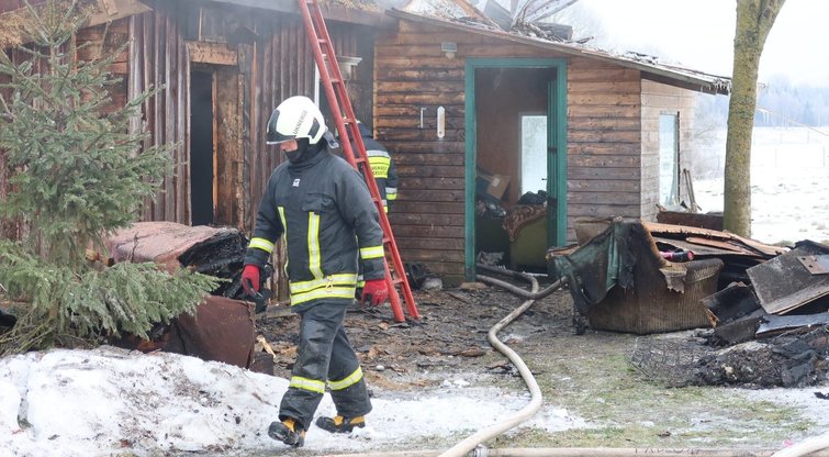 Ukmergės rajone sudegė namas, žuvo žmogus (nuotr. Broniaus Jablonsko)