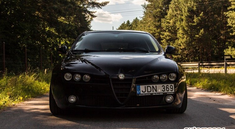 Prie žemės prigludusi ir modifikacijų nestokojanti „Alfa Romeo 159“