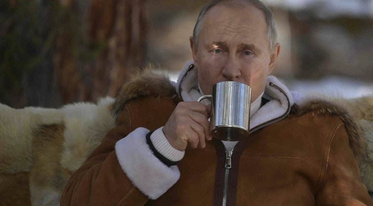 V. Putinas geria arbatą stepėje (nuotr. SCANPIX)