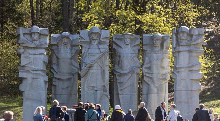 Sovietų karių skulptūros Antakalnio kapinėse (Žygimantas Gedvila/ BNS nuotr.)