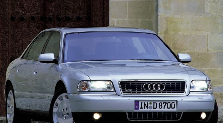 „Audi A8 L W12“: Pirmasis automobilis su neįprastos konfigūracijos varikliu