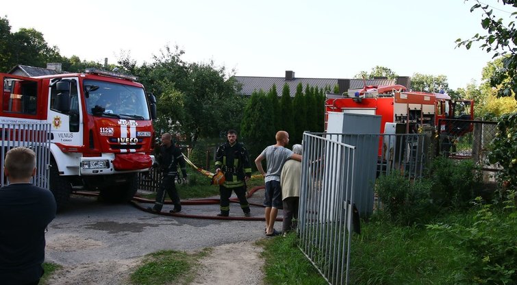 Vilniaus mikrorajone siautėja gaisras nuotr. Broniaus Jablonsko