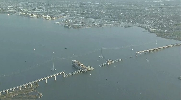 Tragedija JAV: ieškoma dingusių, pastebėti keisti laivo manevrai prieš susidūrimą su tiltu (nuotr. SCANPIX)
