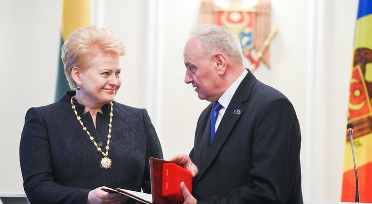 Prezidentė priima Moldovos Respublikos ordiną. LR Prezidento kanceliarijos (nuotr R. Dačkus)  