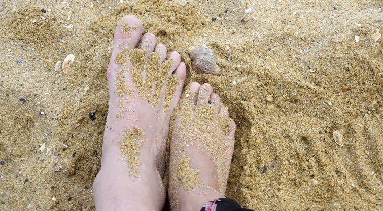 Smėlis ant kojų (nuotr. 123rf.com)