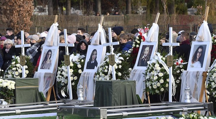 Žuvusių mergaičių laidotuvės Lenkijoje (AP nuotr.)  