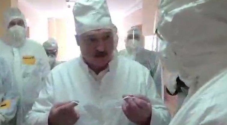 Lukašenkos cirkai ligoninėje: aiškinosi, kaip tinkamai dėvėti kaukę, purškėsi ant veido antiseptiką (nuotr. Gamintojo)