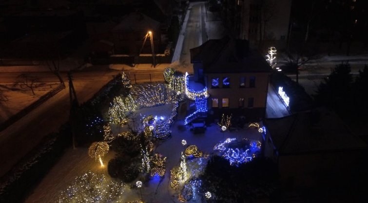 Suvalkiečių kieme – 50 tūkstančių lempučių: sukūrė tikrą kalėdinę pasaką  (nuotr. Raimundo Maslausko)