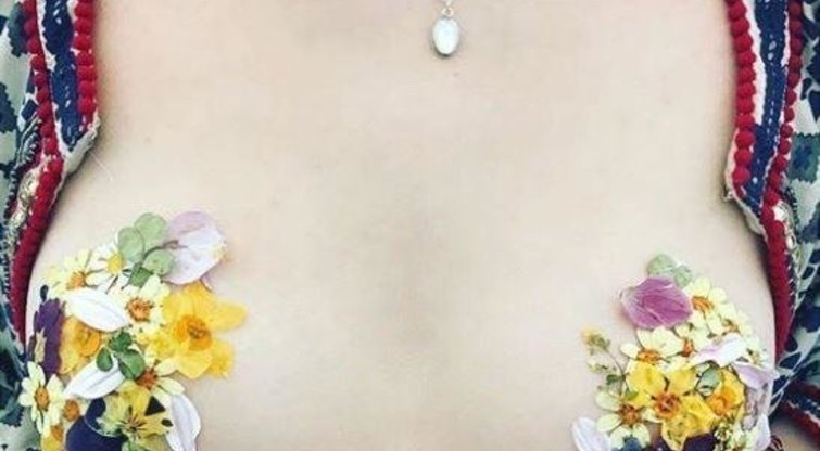 Gėlės ant krūtinės (nuotr. Instagram)