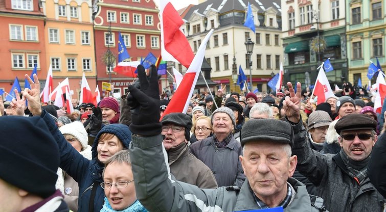 Lenkijoje tūkstančiai žmonių išėjo į gatves „ginti laisvės“ (nuotr. SCANPIX)