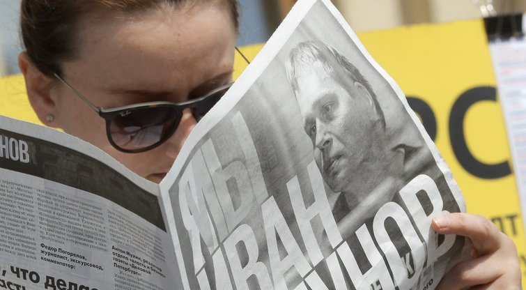 Rusė skaito apie sulaikytą „Meduzos“ tyrimų žurnalistą (nuotr. SCANPIX)