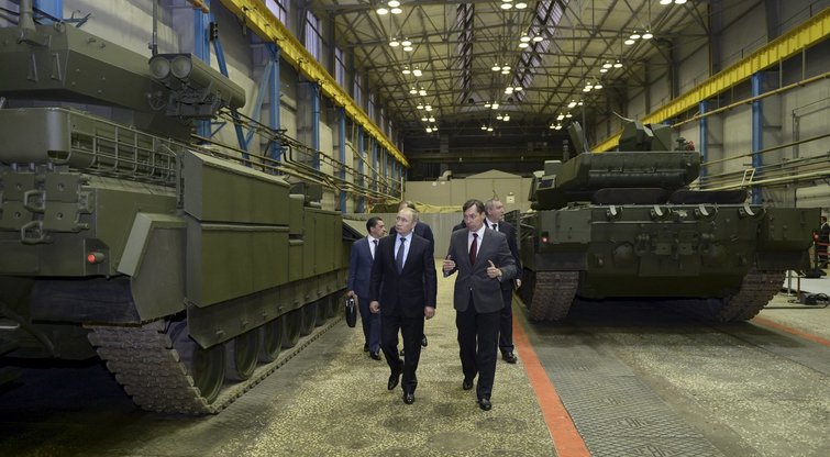 V. Putinas lankose vienoje iš gamyklų Urale (nuotr. SCANPIX)