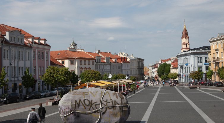 Vilniaus gatvėmis tradiciškai buvo tempiamas „mokesčių akmuo“ (nuotr. Elta)