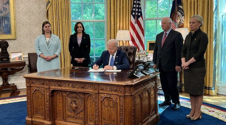 JAV prezidentas pasirašė lendlizo Ukrainai įstatymą  (Telegram nuotrauka)