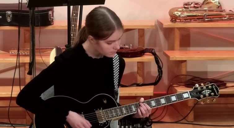 16-metės klaipėdietės gitara atliekamas kūrinys tapo „Youtube“ sensacija: sulaikė daugybės komplimentų (nuotr. stop kadras)