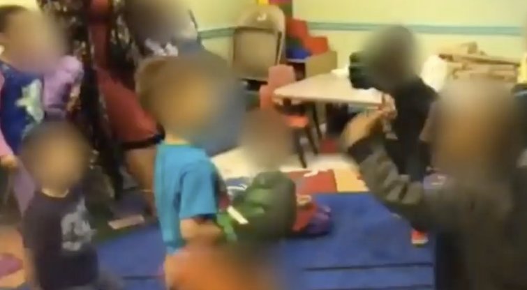 JAV pašiurpinęs vaizdo įrašas: vaikų peštynes inicijavo dvi mokytojos  