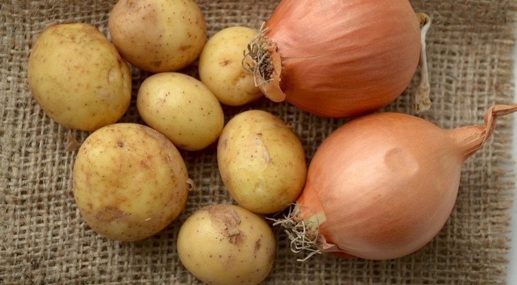 Bulvės ir svogūnai  (nuotr. Shutterstock.com)