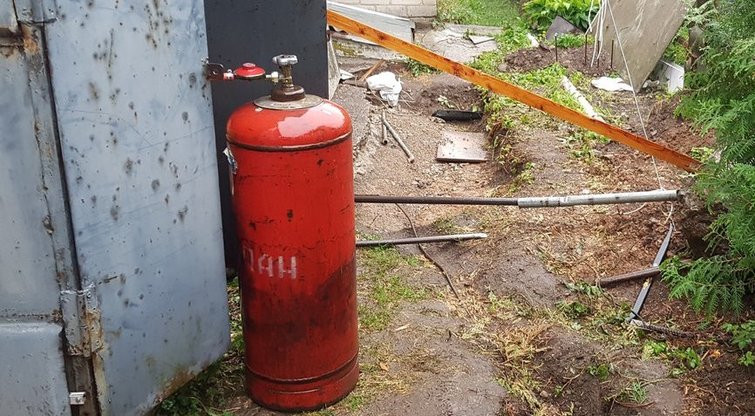Kalvarijos savivaldybėje, name, sprogus dujų balionui, moteris apdegė galvą ir rankas (nuotr. Vaida Girčė)  