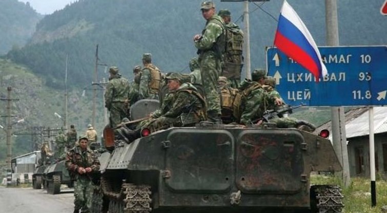 Rusijos šarvuočių kolona pakeliui į Pietų Osetiją (nuotr. SCANPIX)