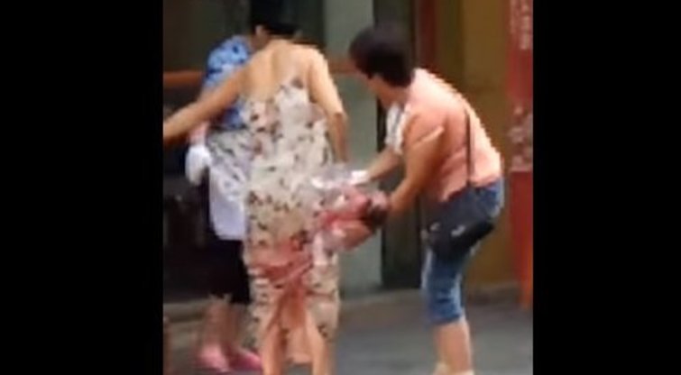 Šokiruojantis įrašas: pagimdžiusi gatvėje su kūdikiu nuėjo namo (nuotr. YouTube)