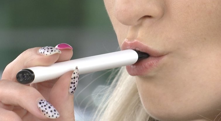 Seimas toliau nesutaria – leisti ar drausti žmonėms garinti elektroninių cigarečių skystį su skoniais (nuotr. stop kadras)