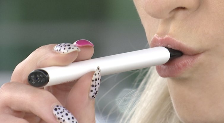 Medikai perspėja: elektroninės cigaretės ne ką mažiau kenksmingos nei įprastos (nuotr. stop kadras)