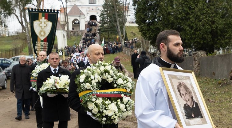 Verkių kapinėse Vilniuje palaidota disidentė Nijolė Sadūnaitė (nuotr. Elta)