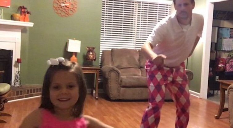 Tėčio ir dukros šokis užkariavo internetą (nuotr. YouTube)