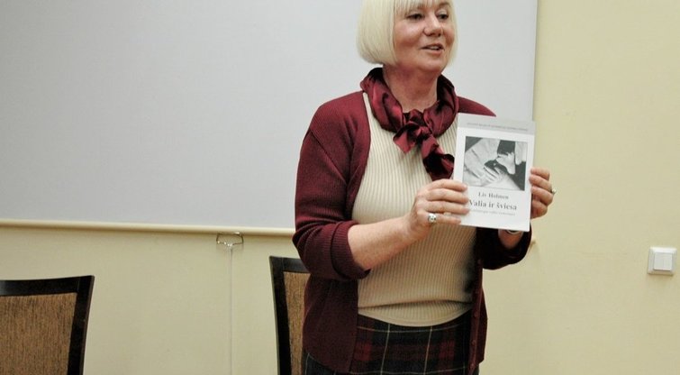 Kurčneregių mokytoja Dalia Taurienė pristatė Liv Holmen knygą. Linos Jakubauskienės nuotr.  