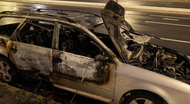 Žalgirio gatvėje Vilniuje užsidegė ir sudegė „Audi“ (nuotr. Broniaus Jablonsko)
