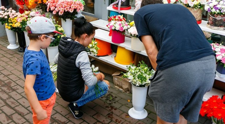 Moksleivių tėvai užplūdo gėlių parduotuves: populiariausi išlieka kardeliai, šių kaina skiriasi 3 kartus. (nuotr. Tv3.lt/Ruslano Kondratjevo)